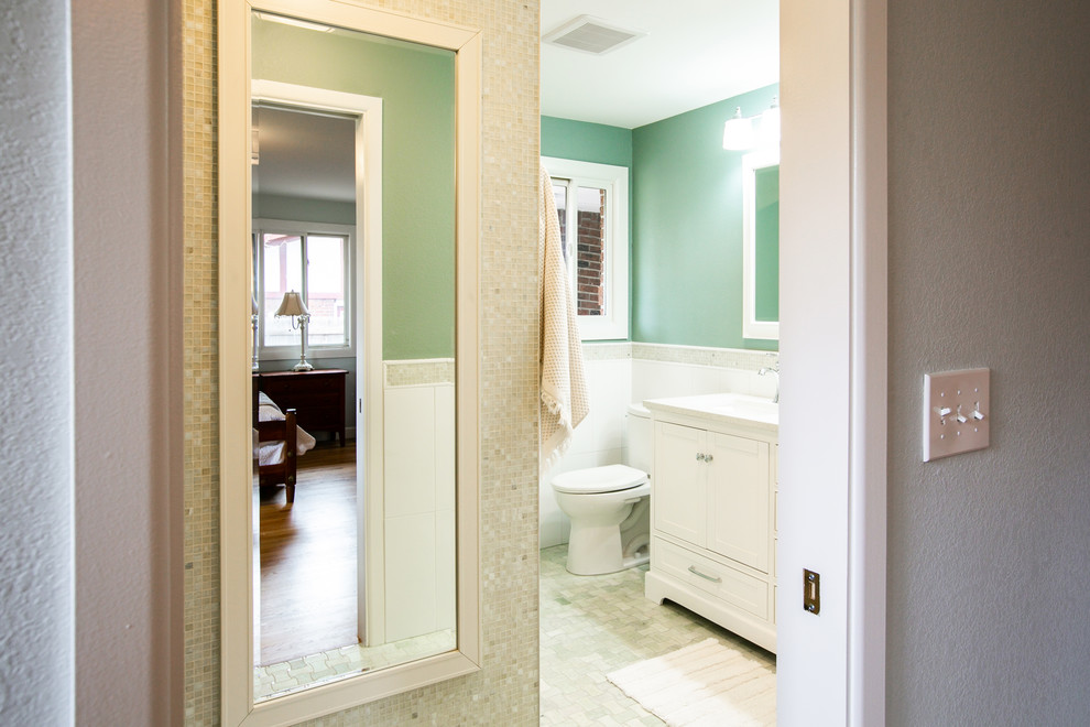 Exempel på ett mellanstort klassiskt vit vitt en-suite badrum, med möbel-liknande, vita skåp, en dusch i en alkov, en toalettstol med separat cisternkåpa, vit kakel, keramikplattor, gröna väggar, marmorgolv, ett integrerad handfat, bänkskiva i kvarts, grönt golv och dusch med gångjärnsdörr