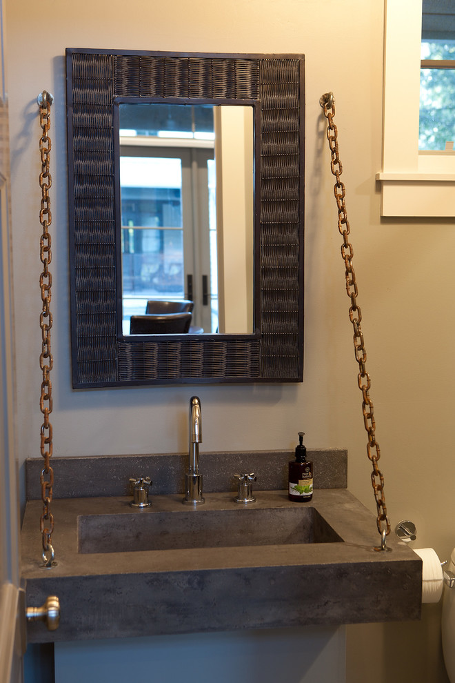Immagine di una stanza da bagno con ante grigie, doccia doppia, piastrelle grigie, piastrelle in pietra, pareti grigie, pavimento in ardesia, lavabo sospeso e top in cemento