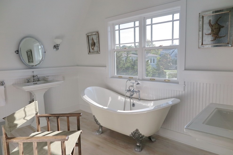 Идея дизайна: ванная комната в морском стиле с раковиной с пьедесталом и ванной на ножках