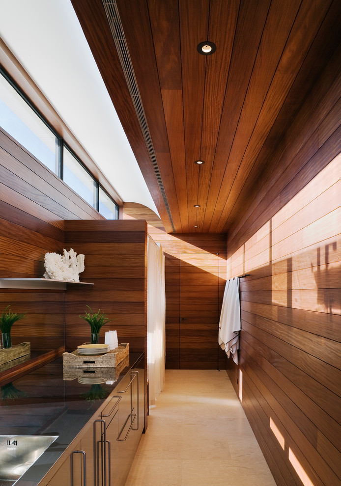 Modernes Badezimmer mit flächenbündigen Schrankfronten und Duschnische in New York