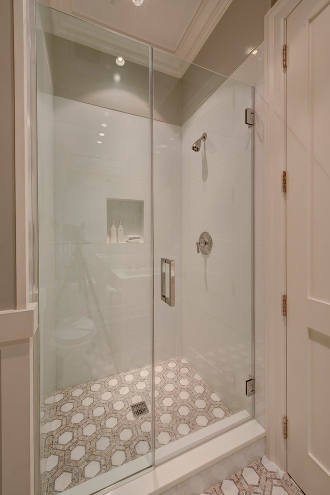 Идея дизайна: ванная комната среднего размера в классическом стиле с душем в нише, раздельным унитазом, белыми стенами, полом из керамогранита, душевой кабиной и врезной раковиной