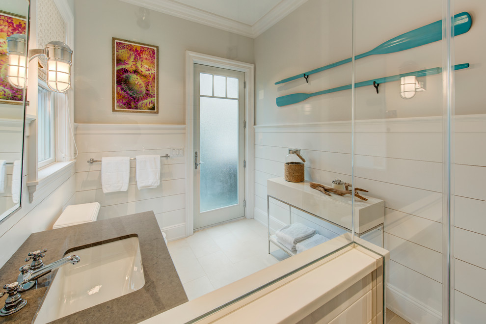 Immagine di una stanza da bagno con doccia classica di medie dimensioni con WC a due pezzi, pareti bianche, pavimento in gres porcellanato, lavabo sottopiano, doccia alcova e porta doccia a battente