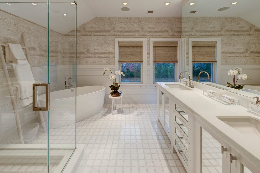 Inredning av ett modernt mellanstort en-suite badrum, med luckor med infälld panel, vita skåp, ett fristående badkar, vit kakel, vita väggar, ett undermonterad handfat och vinylgolv