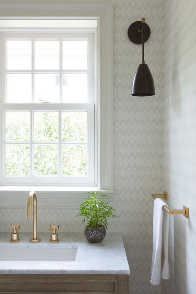 Immagine di una stanza da bagno chic di medie dimensioni con ante in legno scuro, pareti beige, lavabo sottopiano, top in quarzite e top bianco