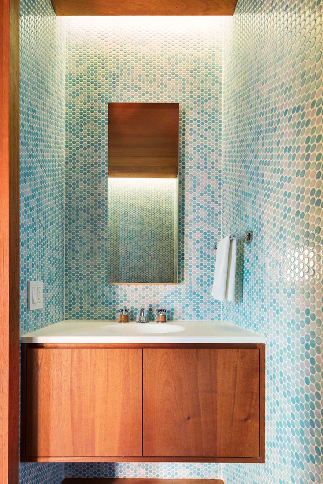 Источник вдохновения для домашнего уюта: ванная комната в морском стиле с синей плиткой и плиткой мозаикой