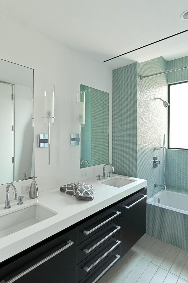 Пример оригинального дизайна: ванная комната в стиле модернизм с керамогранитной плиткой