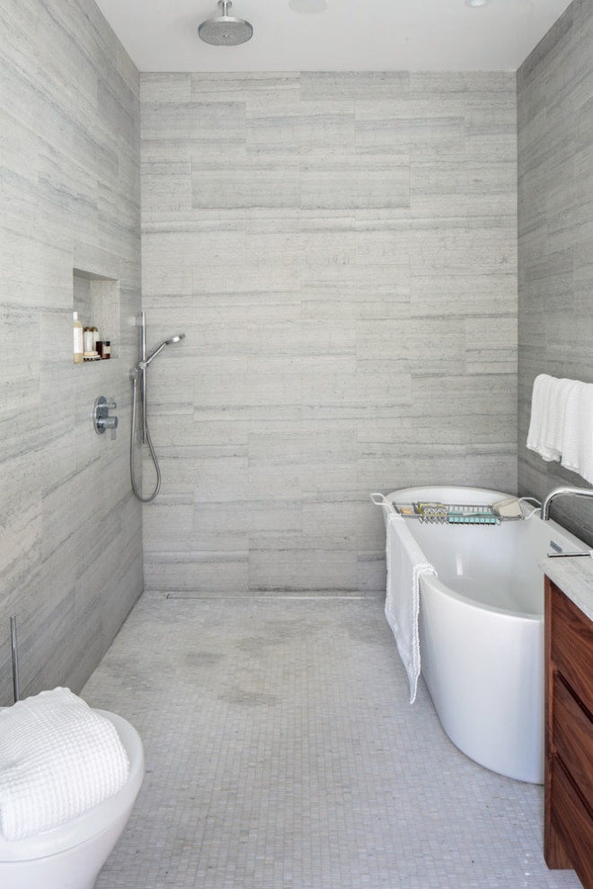 Diseño de cuarto de baño principal actual de tamaño medio con armarios con paneles lisos, puertas de armario de madera oscura, suelo con mosaicos de baldosas, lavabo bajoencimera y suelo blanco