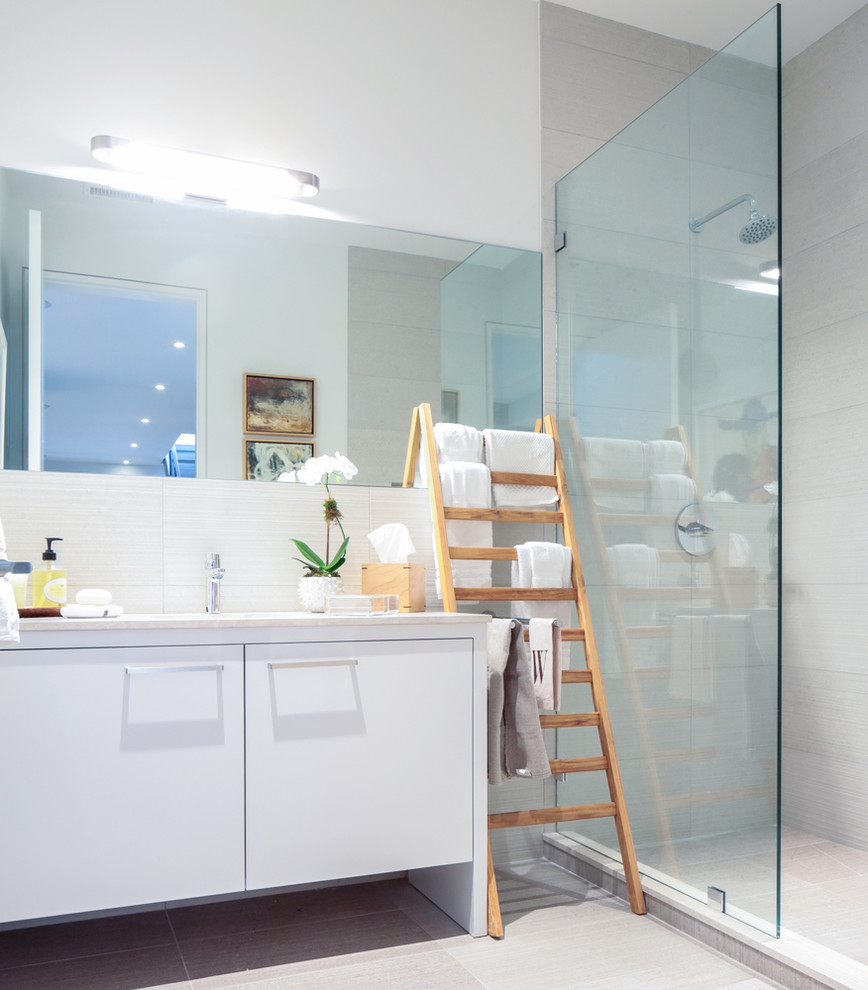 Exempel på ett mellanstort klassiskt vit vitt en-suite badrum, med släta luckor, vita skåp, en dusch i en alkov, vit kakel, grå kakel, cementkakel, vita väggar, cementgolv, ett undermonterad handfat, marmorbänkskiva och beiget golv