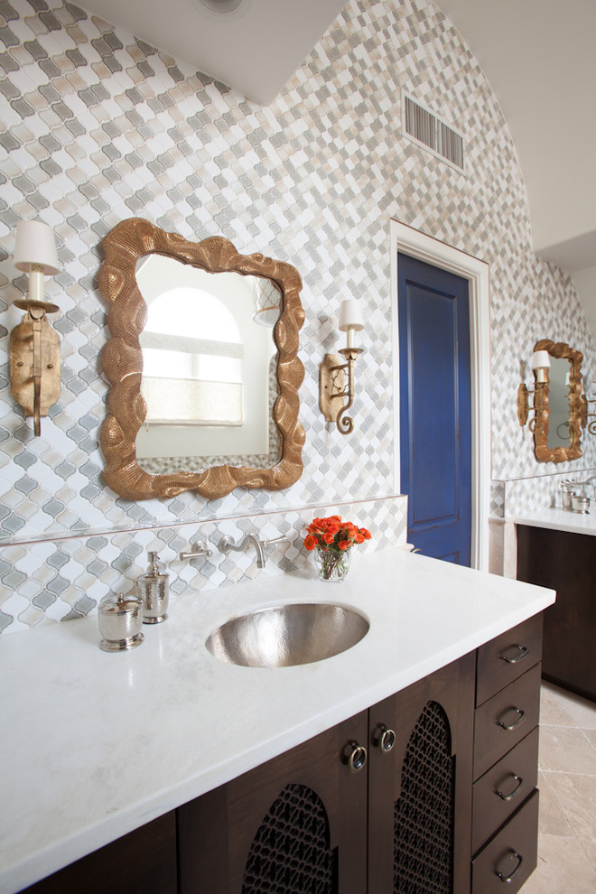 Идея дизайна: ванная комната в средиземноморском стиле с врезной раковиной, темными деревянными фасадами, разноцветной плиткой и плиткой мозаикой