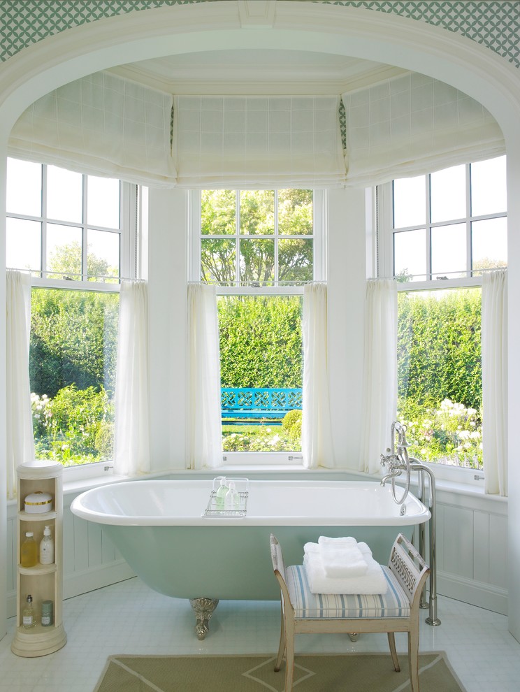 Ejemplo de cuarto de baño principal marinero con bañera con patas y paredes blancas