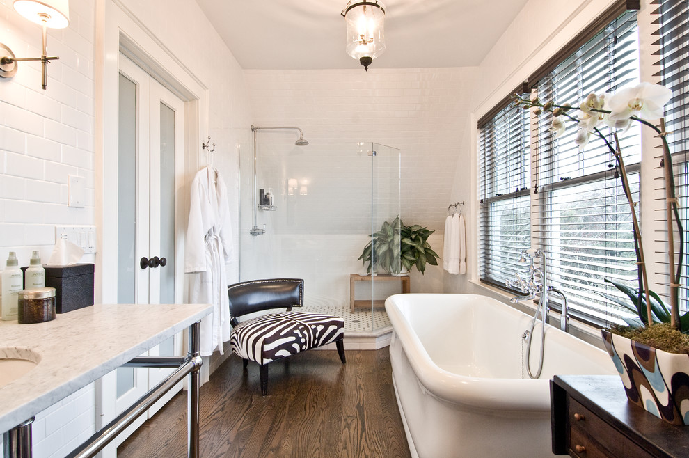 Пример оригинального дизайна: главная ванная комната в классическом стиле с отдельно стоящей ванной, угловым душем, белой плиткой, керамической плиткой, темным паркетным полом, консольной раковиной, открытым душем и окном