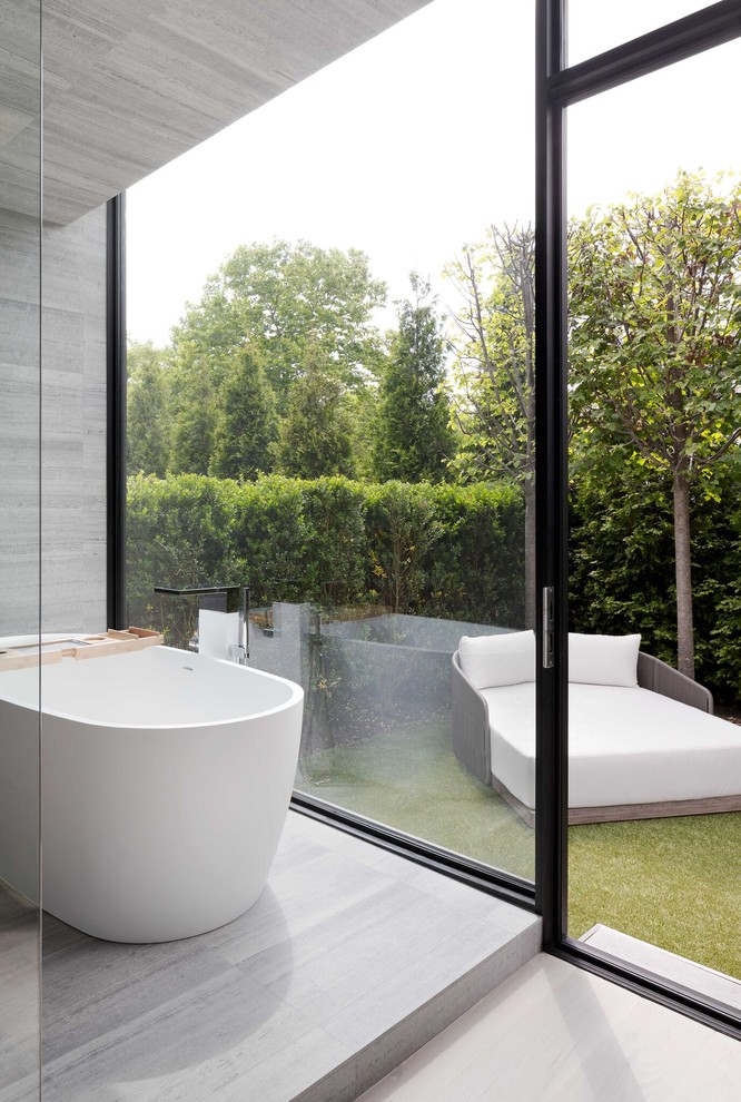 Exemple d'une salle de bain nature avec un mur gris.