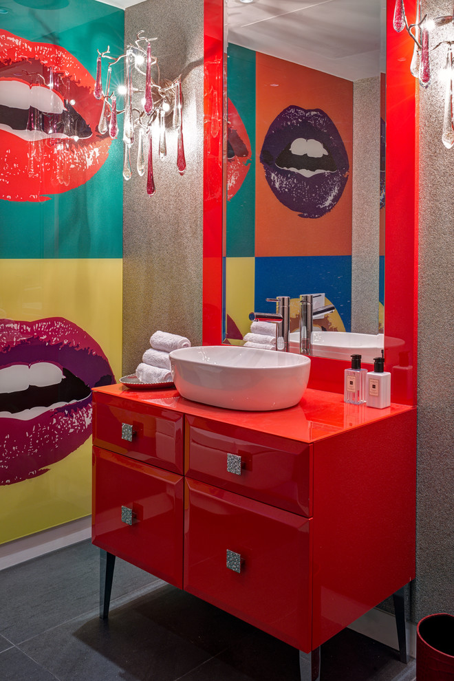 Стильный дизайн: ванная комната в современном стиле с красными фасадами, серыми стенами, настольной раковиной, серым полом и плоскими фасадами - последний тренд