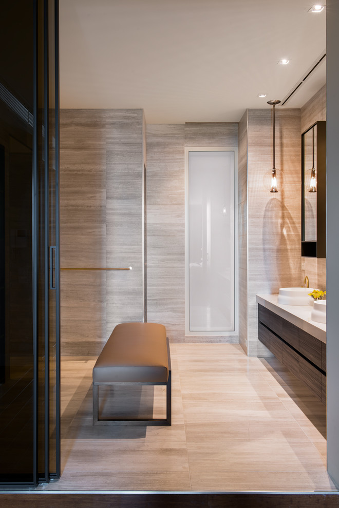 Ejemplo de cuarto de baño moderno grande con paredes blancas y suelo de bambú