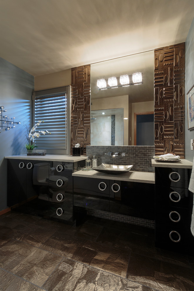 他の地域にあるコンテンポラリースタイルのおしゃれな浴室 (ベッセル式洗面器、茶色い床、フラットパネル扉のキャビネット、黒いキャビネット) の写真