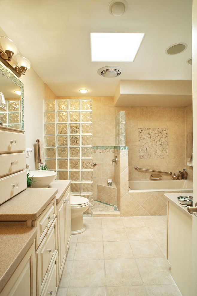 Foto de cuarto de baño clásico con bañera empotrada, ducha esquinera, baldosas y/o azulejos beige y piedra