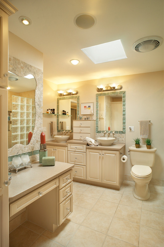 Ejemplo de cuarto de baño clásico con puertas de armario beige