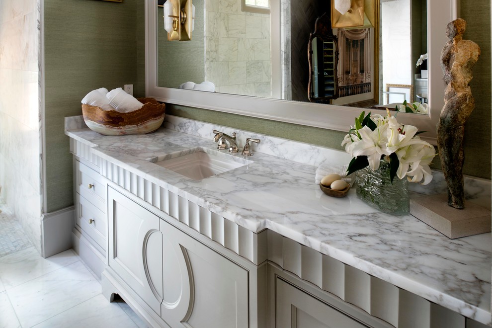 Modelo de cuarto de baño clásico renovado con encimera de mármol