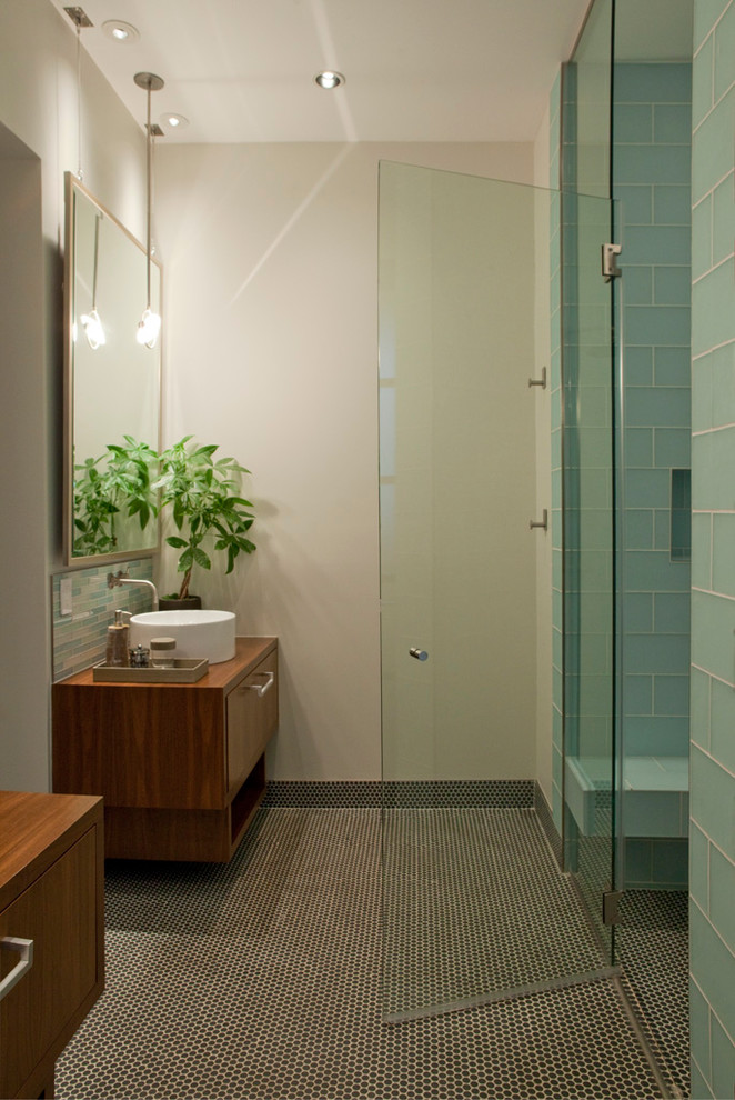 Imagen de cuarto de baño actual con lavabo sobreencimera, baldosas y/o azulejos azules y suelo con mosaicos de baldosas