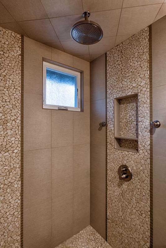 На фото: главная ванная комната среднего размера в классическом стиле с душем в нише, коричневой плиткой, галечной плиткой, полом из галечной плитки, коричневым полом и душем с распашными дверями с