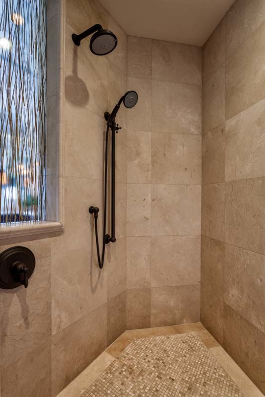 Immagine di una stanza da bagno chic di medie dimensioni con doccia ad angolo, piastrelle marroni, piastrelle in ceramica e pavimento marrone