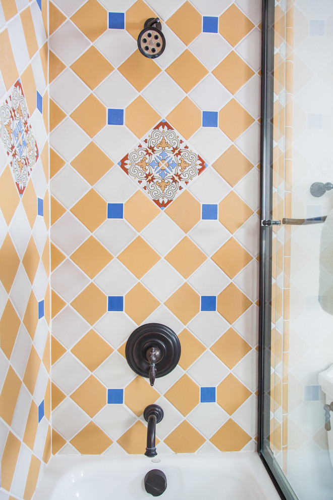 Источник вдохновения для домашнего уюта: большая главная ванная комната в средиземноморском стиле с фасадами с выступающей филенкой, светлыми деревянными фасадами, полновстраиваемой ванной, душем в нише, раздельным унитазом, синей плиткой, белой плиткой, белыми стенами, полом из терракотовой плитки, врезной раковиной, столешницей из плитки, коричневым полом и душем с раздвижными дверями