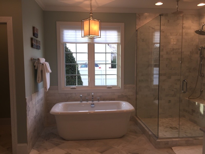 Bild på ett mellanstort vintage en-suite badrum, med ett undermonterad handfat, luckor med infälld panel, vita skåp, marmorbänkskiva, ett fristående badkar, en hörndusch, vit kakel, tunnelbanekakel, blå väggar och marmorgolv