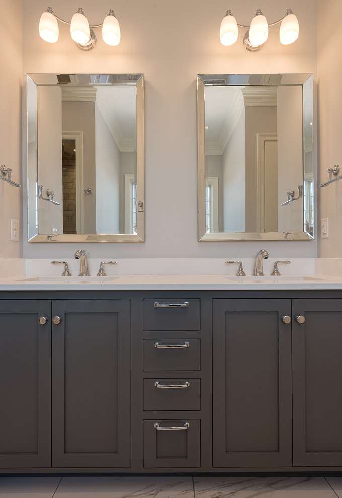 Diseño de cuarto de baño principal clásico renovado grande con armarios estilo shaker, puertas de armario grises, paredes grises, suelo de mármol, lavabo bajoencimera, encimera de mármol y suelo multicolor