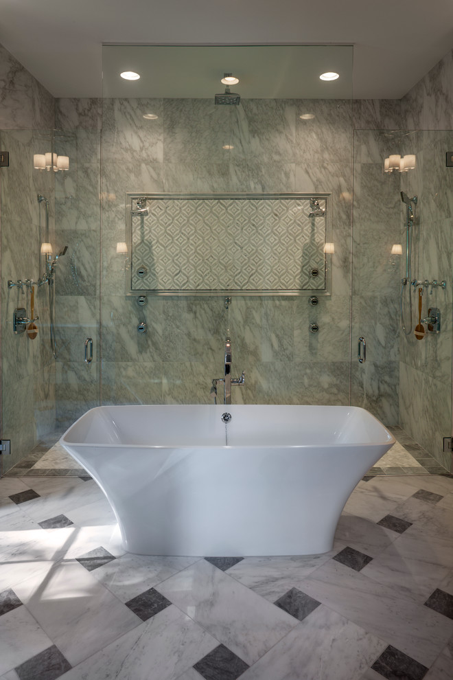 Idée de décoration pour une salle de bain principale tradition de taille moyenne avec un placard en trompe-l'oeil, des portes de placard grises, une baignoire indépendante, une douche à l'italienne, un mur gris et un sol en marbre.