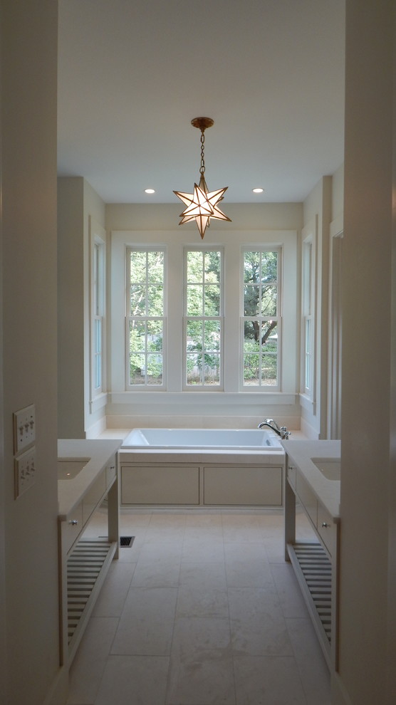Idee per una stanza da bagno padronale country di medie dimensioni con consolle stile comò, ante bianche, vasca ad alcova, WC a due pezzi, lavabo sottopiano e top in marmo