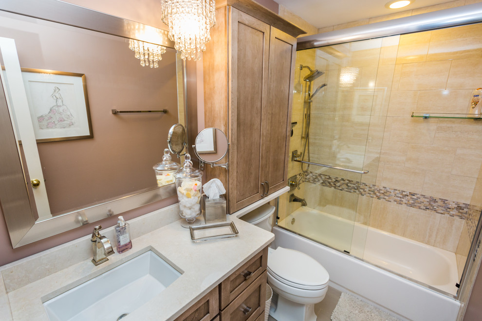 Réalisation d'une petite salle de bain tradition en bois brun avec un lavabo encastré, un placard avec porte à panneau encastré, un plan de toilette en quartz modifié, une baignoire en alcôve, un carrelage beige, des carreaux de céramique, un mur beige et un sol en carrelage de céramique.