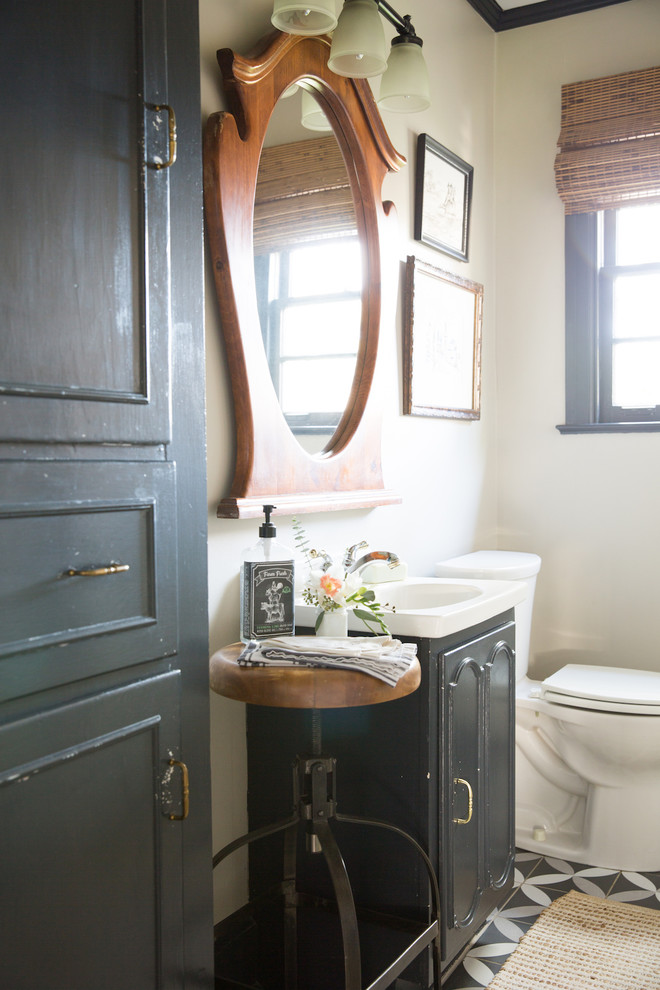 Inspiration för små lantliga badrum, med cementgolv, en toalettstol med separat cisternkåpa, vita väggar, flerfärgat golv och luckor med infälld panel