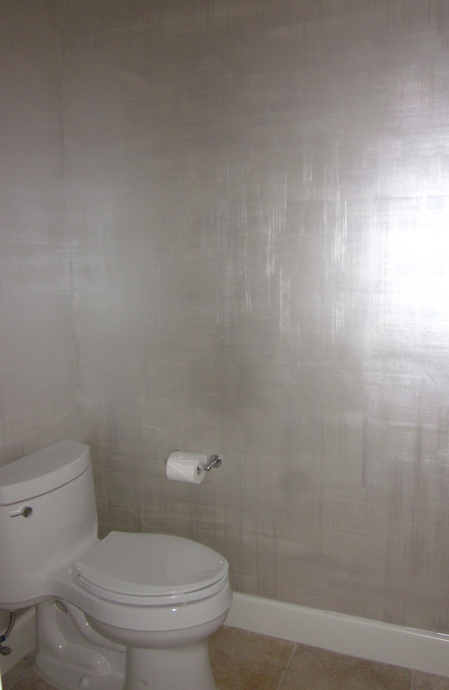 Foto di una piccola stanza da bagno con doccia stile marinaro con top in granito, WC monopezzo, piastrelle in pietra, pareti bianche e pavimento in travertino