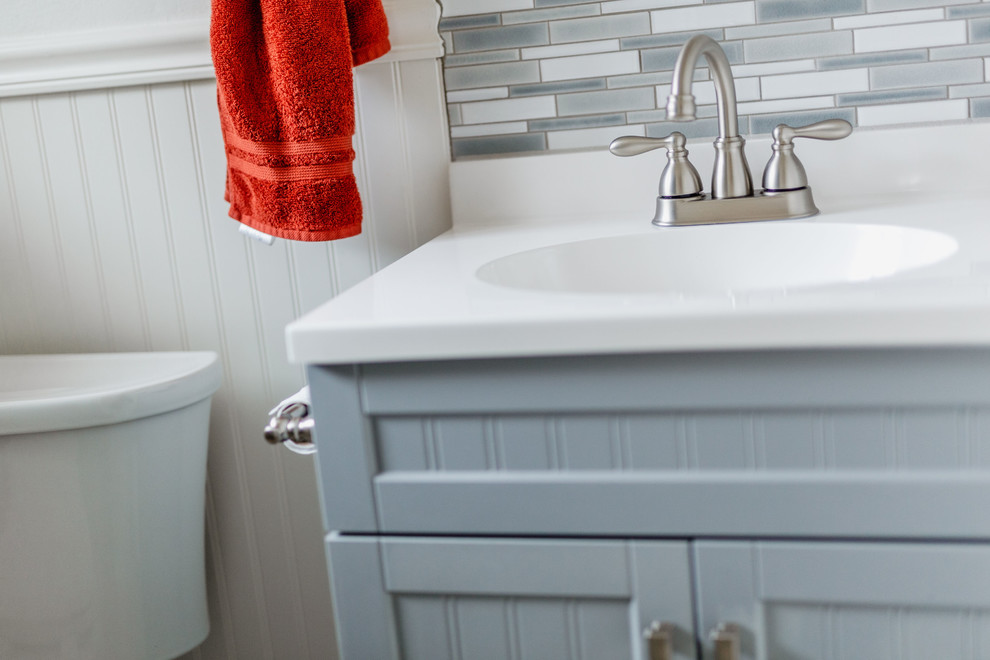 Пример оригинального дизайна: маленькая ванная комната в стиле ретро с фасадами в стиле шейкер, серыми фасадами, душем в нише, раздельным унитазом, синей плиткой, плиткой кабанчик, серыми стенами, полом из керамической плитки, душевой кабиной, монолитной раковиной, столешницей из кварцита, коричневым полом, душем с распашными дверями и белой столешницей для на участке и в саду