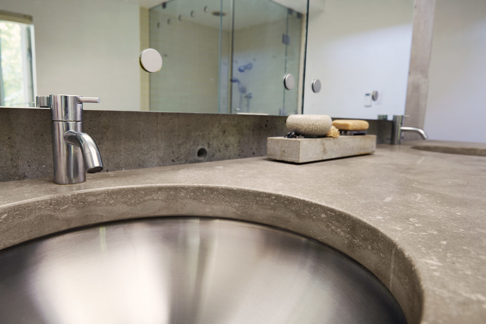 Foto di una stanza da bagno con doccia industriale di medie dimensioni con nessun'anta, WC a due pezzi, piastrelle grigie, piastrelle di cemento, pareti grigie, pavimento con piastrelle in ceramica, lavabo sottopiano, top in cemento e pavimento beige