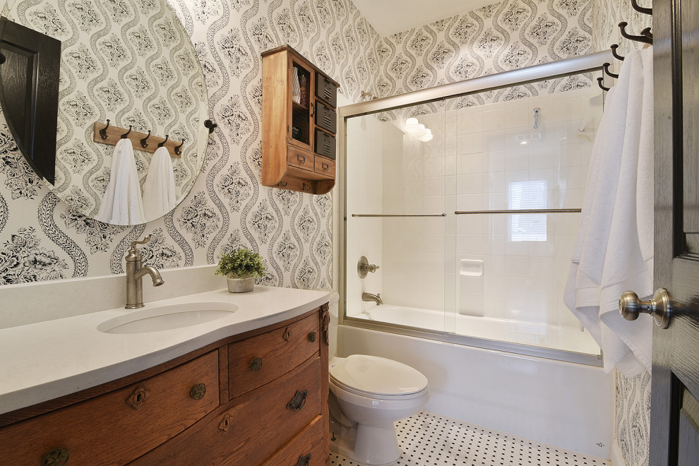 Ejemplo de cuarto de baño clásico renovado pequeño con armarios tipo mueble, puertas de armario de madera clara, aseo y ducha, lavabo sobreencimera, encimera de cuarzo compacto y encimeras blancas