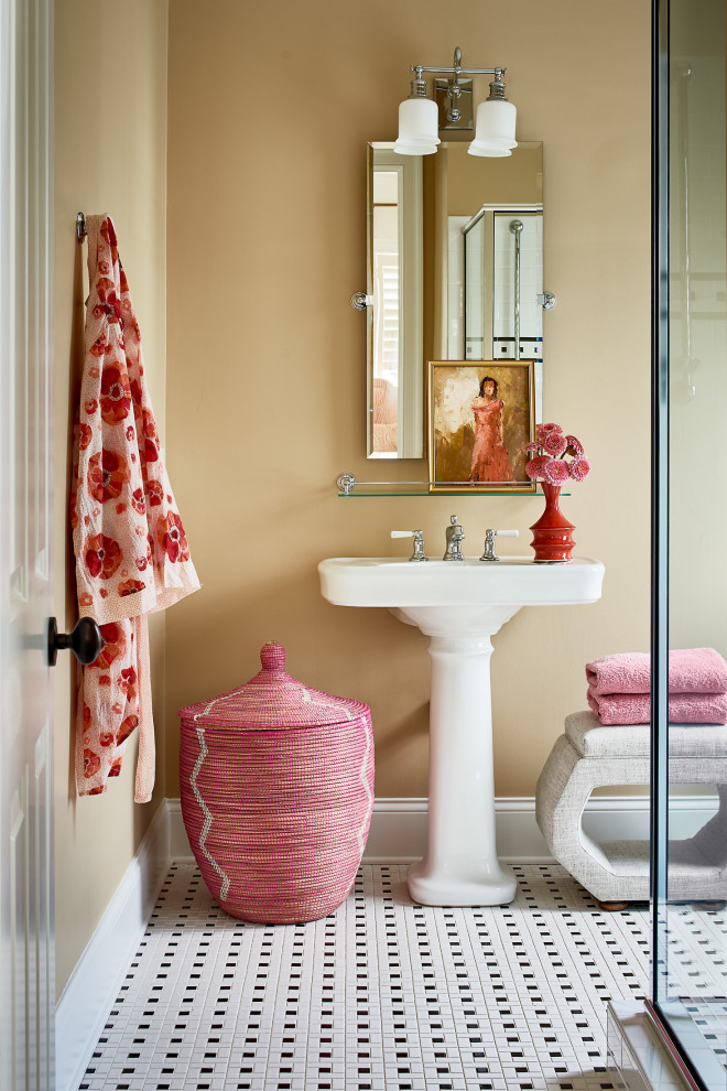 Imagen de cuarto de baño clásico renovado con ducha esquinera, paredes beige, suelo con mosaicos de baldosas, lavabo con pedestal y suelo blanco