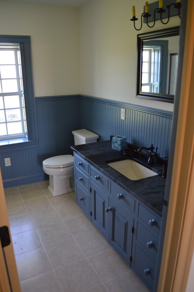 Стильный дизайн: большая детская ванная комната в стиле кантри с фасадами с выступающей филенкой, серыми фасадами, столешницей из талькохлорита, раздельным унитазом, синими стенами, полом из линолеума и врезной раковиной - последний тренд