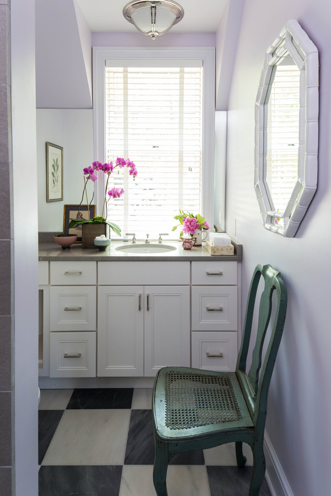 Bild på ett shabby chic-inspirerat badrum med dusch, med bänkskiva i kalksten, luckor med infälld panel, vita skåp, lila väggar och ett undermonterad handfat