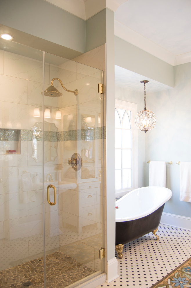 На фото: главная ванная комната среднего размера в викторианском стиле с фасадами в стиле шейкер, белыми фасадами, ванной на ножках, черно-белой плиткой, керамогранитной плиткой, синими стенами, полом из мозаичной плитки и раковиной с пьедесталом