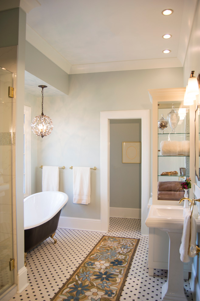 Пример оригинального дизайна: главная ванная комната среднего размера в викторианском стиле с фасадами в стиле шейкер, белыми фасадами, ванной на ножках, черно-белой плиткой, керамогранитной плиткой, синими стенами, полом из мозаичной плитки и раковиной с пьедесталом