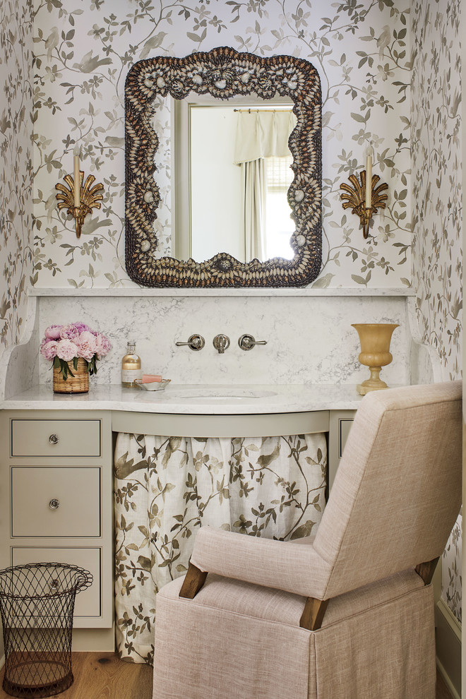 Foto de cuarto de baño costero con puertas de armario grises, paredes multicolor, suelo de madera en tonos medios, lavabo bajoencimera, encimeras blancas y armarios con rebordes decorativos