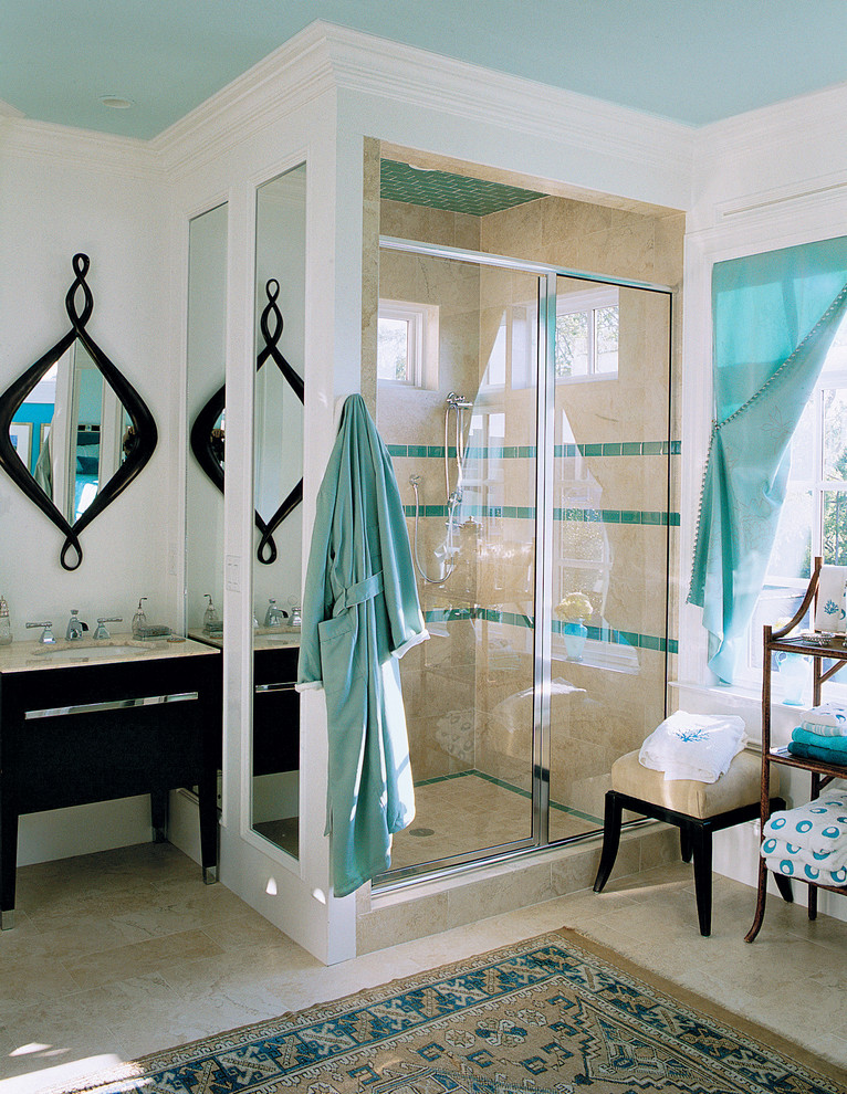 Immagine di una stanza da bagno tradizionale con doccia ad angolo e piastrelle blu