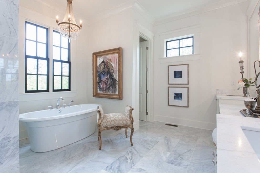 Réalisation d'une salle de bain principale design de taille moyenne avec des portes de placard blanches, une baignoire indépendante, une douche ouverte, un carrelage gris, un carrelage blanc, un mur blanc, un sol en marbre, un lavabo encastré et un plan de toilette en marbre.