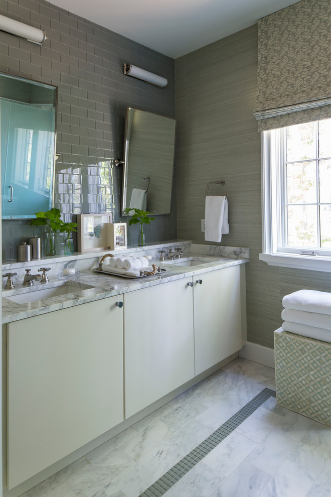 Modelo de cuarto de baño clásico renovado con lavabo bajoencimera, armarios con paneles lisos, puertas de armario beige, baldosas y/o azulejos grises, baldosas y/o azulejos de cemento y paredes grises