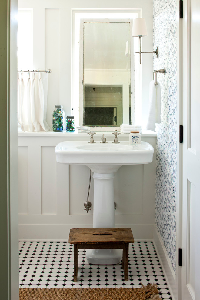 Klassisches Badezimmer mit Sockelwaschbecken, weißer Wandfarbe und Mosaik-Bodenfliesen in Birmingham