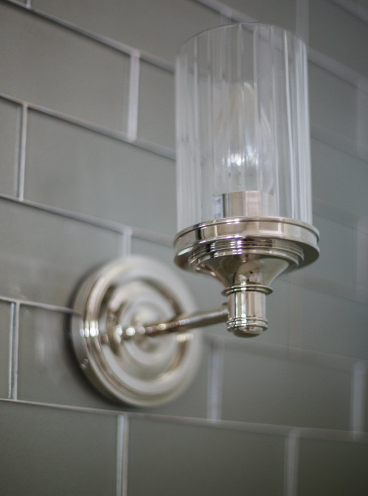 Idéer för mellanstora vintage badrum med dusch, med blå skåp, beige kakel, porslinskakel, ett undermonterad handfat och marmorbänkskiva