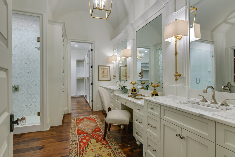 Imagen de cuarto de baño principal, clásico, con armarios con paneles empotrados, puertas de armario blancas, ducha empotrada, paredes blancas, suelo de madera oscura, lavabo bajoencimera, suelo marrón y ducha con puerta con bisagras