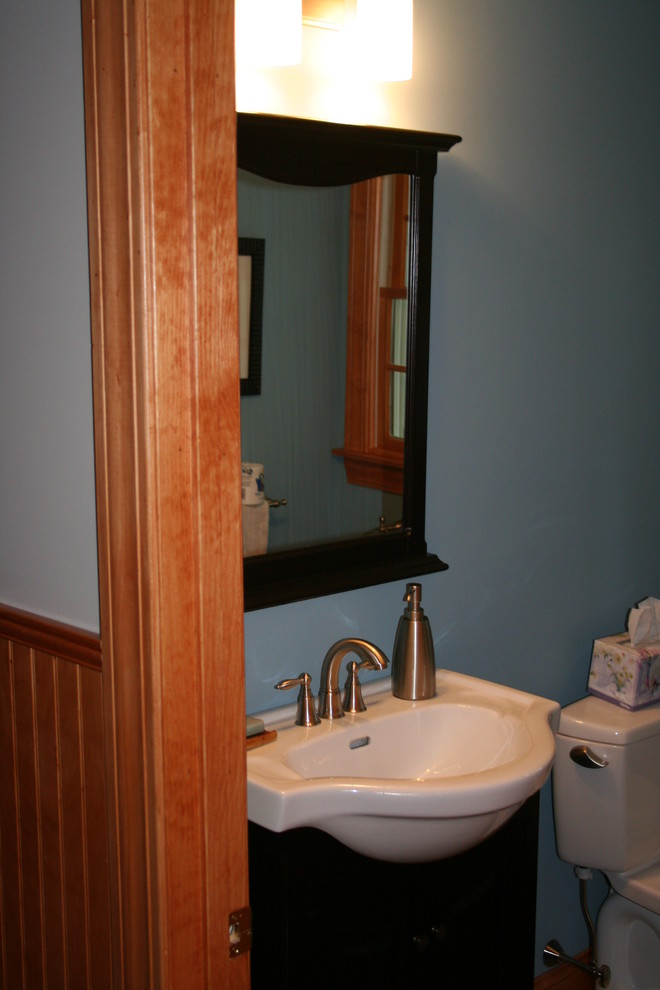 Réalisation d'une petite salle d'eau tradition en bois foncé avec un placard en trompe-l'oeil, un carrelage gris, des carreaux de porcelaine, WC séparés, une vasque, un mur bleu et un sol en carrelage de porcelaine.