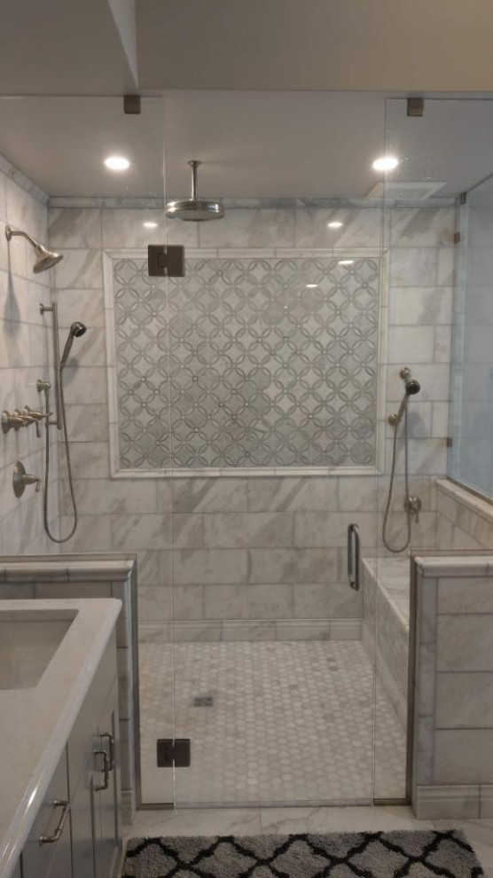 Идея дизайна: большая ванная комната в классическом стиле с угловым душем, белой плиткой, мраморной плиткой, мраморным полом, мраморной столешницей, белым полом, душем с распашными дверями и белой столешницей